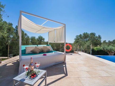 Daybed auf der Poolterrasse, Finca Sa Garriga, Ariany