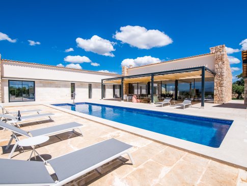 Poolterrasse mit Sonnenliegen und Blick aufs Wohngebäude, Finca Son Quillot 2, Ariany