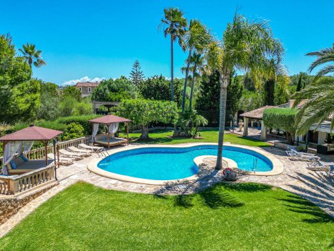 Poolbereich mit Sonnenliegen und Daybeds, Finca Vela, Muro