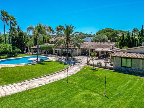 Garten mit Pool, Palmen, Bäumen und viel Rasenfläche, Finca Vela, Muro