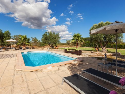 Poolblick von der Sonnenliege, Finca Luna Bella, Petra