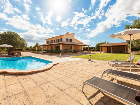 Blick von der Sonnenliege auf Pool und Anwesen, Finca Luna Bella, Petra