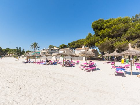 Sandstrand mit Liegestühlen und Sonnenschirmen, Casa de los Pinos, Puerto Alcudia