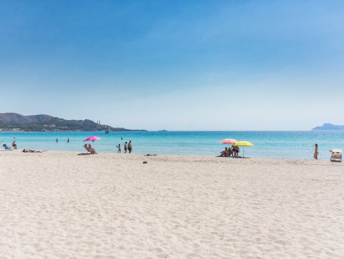 Breiter Sandstrand nur wenige Meter von der Casa de los Pinos, Puerto Alcudia