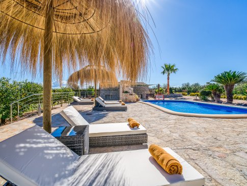 Sonnenliegen mit gemütlicher Polsterung auf der weitläufigen Poolterrasse, Finca Las Naranjas, Can Picafort