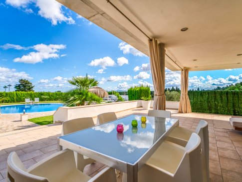 Blick vom schattigen Esstisch am Haus Richtung Pool, Finca Torrat, Muro