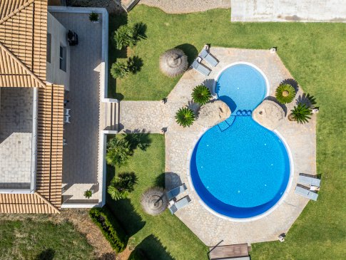 Vogelperspektive auf den Doppelpool und den großzügigen Poolbereich, Finca Torrat, Muro