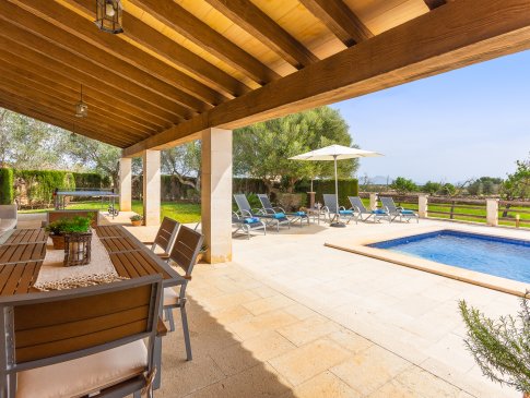 Überdachte Terrasse mit Essplatz und Blick zum Pool, Finca Can Cuixa, Can Picafort
