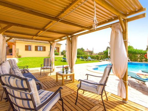 Blick vom Pool-Pavillon Richtung Haus und Pool, Finca Can Cocou, Can Picafort
