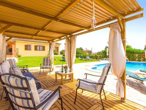 Blick vom Pool-Pavillon Richtung Haus und Pool, Finca Can Cocou, Can Picafort
