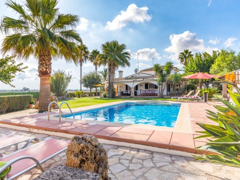 Blick vom Sitzplatz am Poolhaus über den Pool zum Wohngebäude, Finca Santa Eulalia Petit, Can Picafort