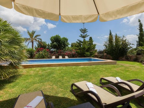 Poolbereich mit Blick von der Liegewiese zu Pool, Bäumen und Palmen, Finca Antonio, Buger