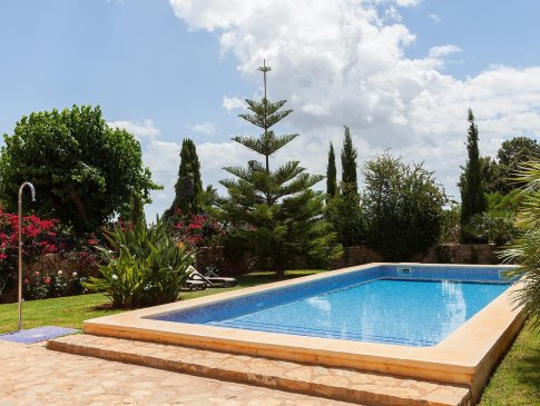 Pool mit Außendusche - umgeben von Bäumen, Palmen und üppiger Bepflanzung, Finca Antonio, Buger