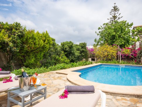 Sonnenliegen mit Blick zum Pool, Chalet Muro, Playas de Muro