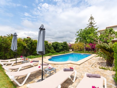 Poolbereich mit Sonnenliegen und Sonnenschirmen, Chalet Muro, Playas de Muro
