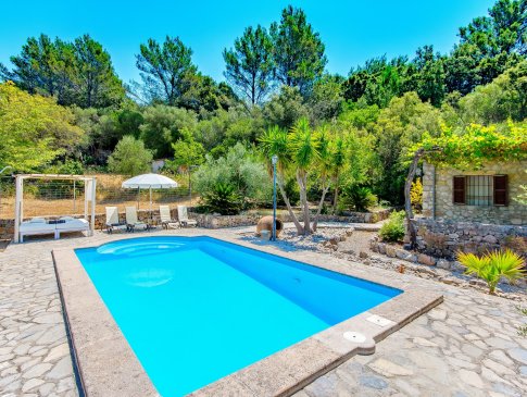 Poolbereich mit Daybed und Sonnenliegen, Finca Na Garrovera, Pollensa