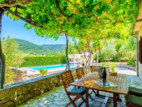 Ausblick vom schattigen Sitzplatz am Haus, Finca Na Garrovera, Pollensa