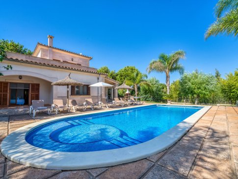 Blick von der Poolterrasse auf Sonnenliegen vor dem Wohnhaus, Villa Marga, Muro