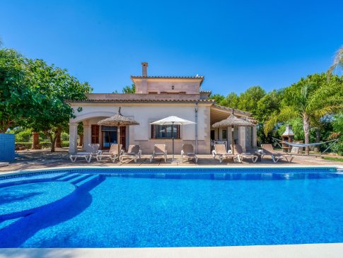 Pool mit Blick auf Sonnenliegen vor dem Wohnhaus, Villa Marga, Muro