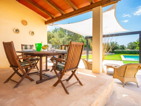 Überdachte Terrasse mit Blick zum Pool, Finca Calderitx, Ariany