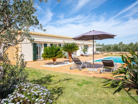Blick aus dem Garten auf Wohngebäude und Pool der Finca Son Blai, Muro