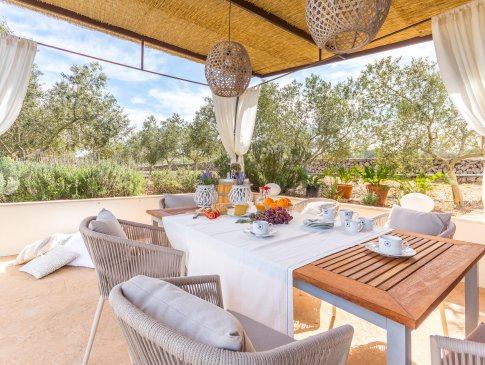 Essplatz unter dem schattenspendenden Pavillon am BBQ-Haus derFinca Son Blai, Muro