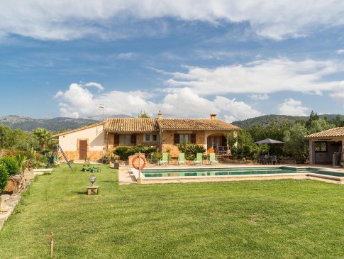 Blick aus dem Garten auf Finca Son Garreta, Campanet und das Hinterland