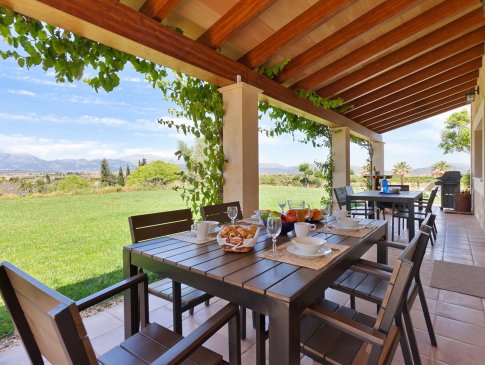 Esstisch unter der überdachten Terrasse mit weitem Blick ins Umland, Finca Pavo, Muro