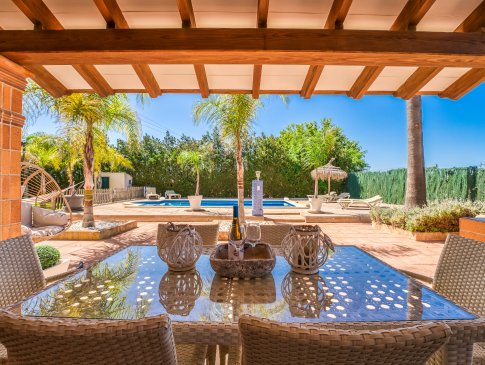 Blick vom Essplatz im Schatten zum Pool, Villa Agueda, Muro