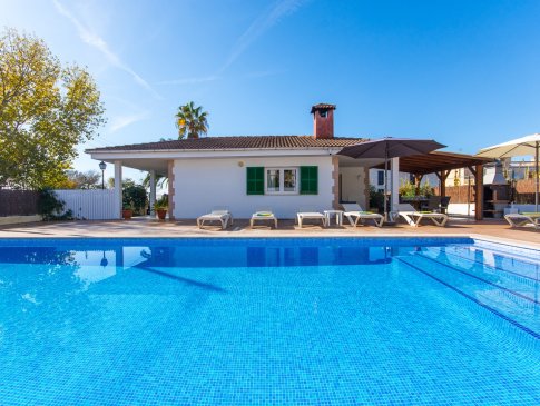 Pool mit Blick auf das Wohnhaus, Villa Miquel, Playa de Muro