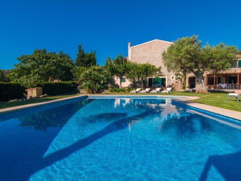 Blick vom Poolrand auf Pool und Haus, Finca Es Rafal, Son Servera