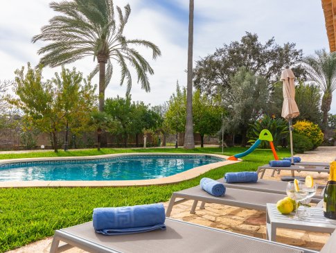 Sonnenliegen mit Blick auf Pool und Garten, Finca Vernissa, Can Picafort