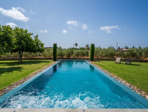 Lange Bahnen schwimmen im Pool - eingebettet in Grün des Gartens, Finca S`Hort den Can Ruis, Muro