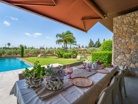 Esstisch mit Blick zum Pool und in den weitläufigen Garten, Finca S`Hort den Can Ruis, Muro