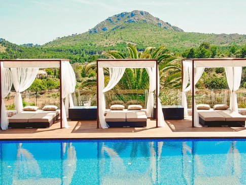 Luxuriöse Daybeds mit Baldachin auf der Poolterrasse, Villa Maria Quatro, Font de Sa Cala