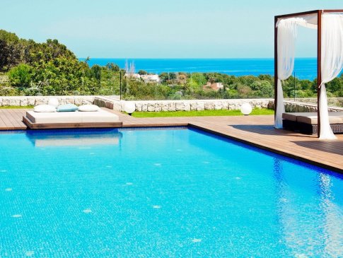 Komfortabel gepolstertes Sonnenbett mit der Möglichkeit, direkt ins Wasser zu gleiten, Villa Maria Quatro, Font de Sa Cala