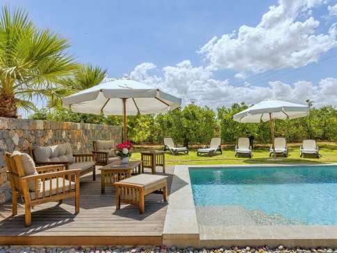 Gepolsterte Sitzgruppe auf der Poolterrasse, Finca Son Puca, Buger
