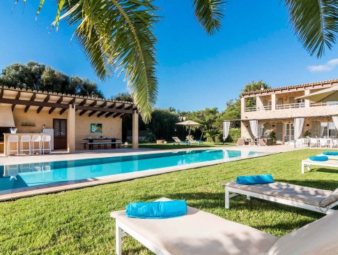 Blick vom Pool auf Wohnhaus und Außenküche, Finca Maria Tres, Canyamel