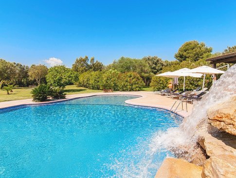 Pool mit Blick in den baumbewachsenen Garten, Finca Mar, Canyamel