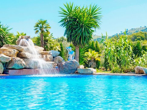 Poollandschaft mit Wasserlauf über Felsen, Finca Mar, Canyamel