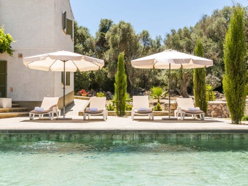 Blick vom Pool zur Poolterrasse mit Sonnenliegen und Sonnenschirmen, Finca Rosa, Canyamel