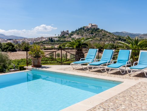 Traumblick vom Pool auf die Festung von Arta, Finca Na Franca, Arta