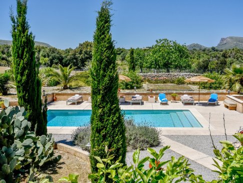 Blick von der Terrasse im OG auf den Pool und Garten der Finca Xina, Arta
