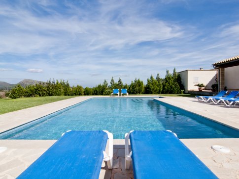 Blick vom Liegestuhl auf der Poolterrasse, Finca Terres, Arta