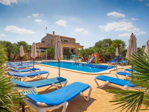 Blick von der Liegeterrasse zum Pool und Haus, Finca Sa Pedrera, Playa de Muro, Can Picafort