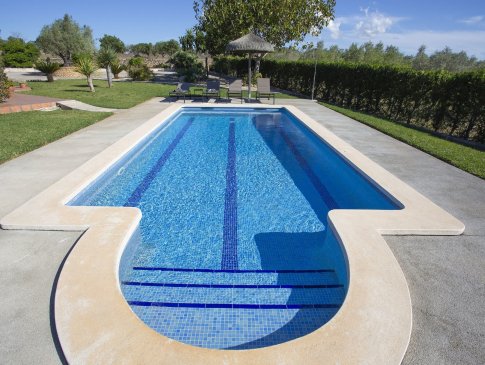Zugang zum Pool über Stufen, Finca Oliveres, Muro