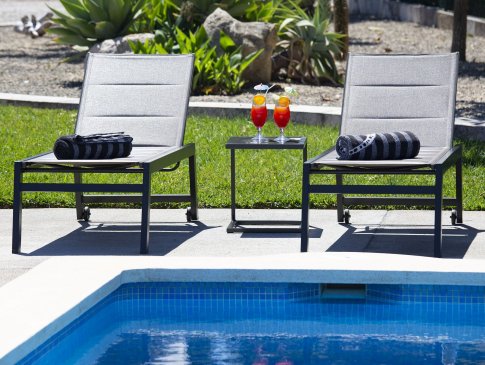 Bequeme Sonnenliegen am Pool, Finca Oliveres, Muro