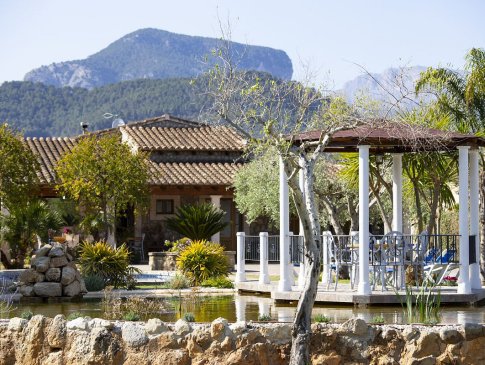 Naturteich mit Pavillon und Finca Rasquell, Binissalem und Tramuntana-Gebirge im Hintergrund