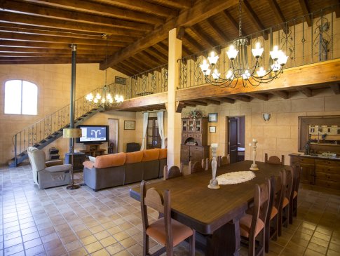 Großer Wohn- und Essraum mit Treppe zur Empore, Finca Rasquell, Binissalem