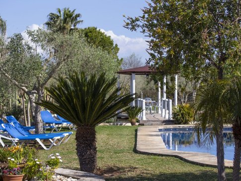 Pool-Idyll mit Blick zum Naturteich mit Pavillon Finca Rasquell, Binissalem